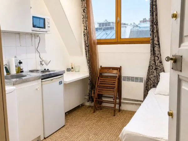 Chambre de service à louer rue Eugène Manuel Paris 16ème (métro Passy ou la Muette)