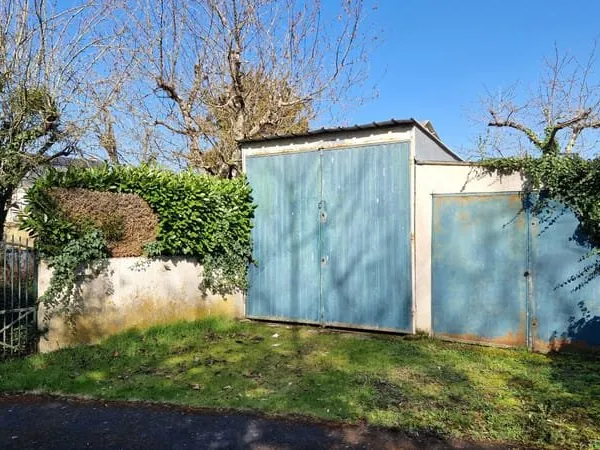 Terrain avec 2 garages métalliques