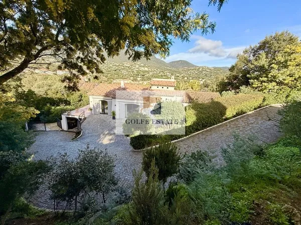 Villa 4 chambres avec piscine, au calme