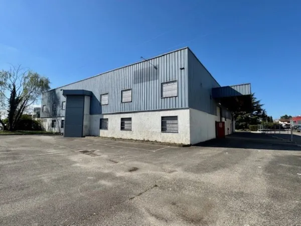 Local industriel 1350 m²