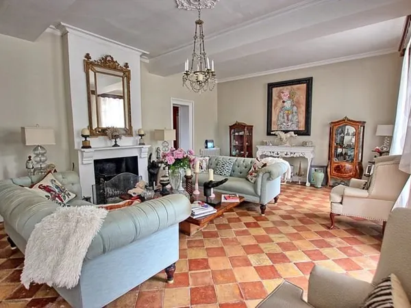 Château avec dépendances et terrain de 36800m2