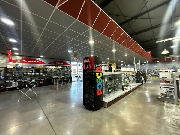 Local commercial 646 m²