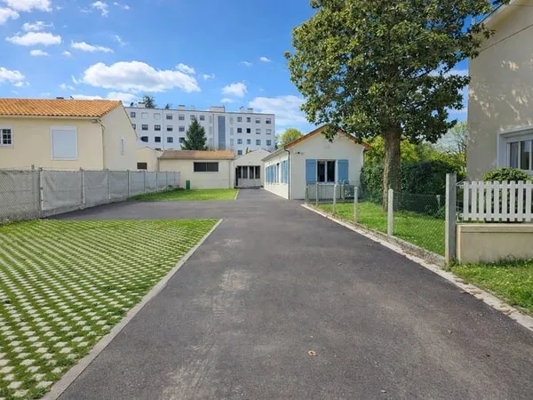 Bureau et espace de travail Location Saintes  110m² 2200€