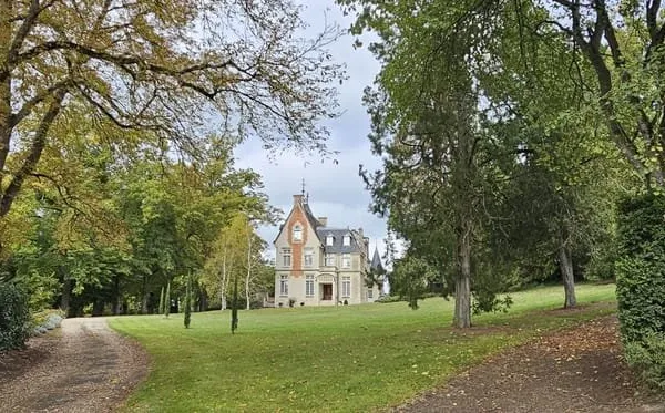 En Touraine, domaine équestre et son château du XIX rénové