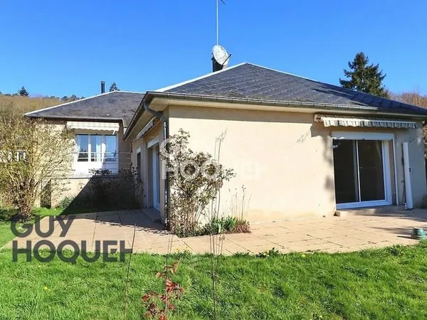 Bourg tous commerces à pied et écoles.