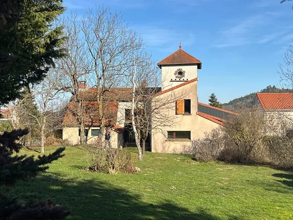 CHANONAT / Maison de caractère type ancien corps de ferme avec jardin arboré à proximité de Clermont