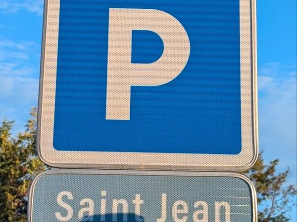 Parking Biot Village