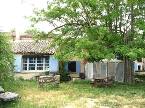 Mas de hameau à vendre à Ménerbes au lieu des vignes avec un jardin, une grande pièce de réception e