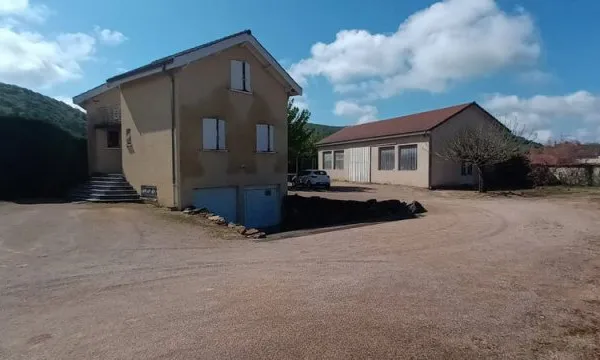 2 MN CENTRE CREMIEU VILLA AVEC DEPENDANCE SUR 2138 M2 DE TERRAIN