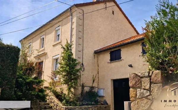 GRANDE MAISON + STUDIO INDÉPENDANT + DÉPENDANCES + GARAGE +