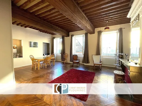 Macon : Appartement de caractère idéalement placé.