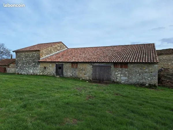 Ancienne grange à usage de dépôt