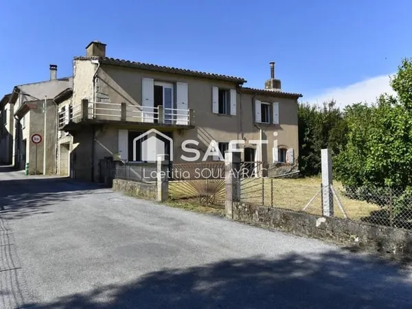 Maison de village rénovée de 108m² avec garage et jardin.