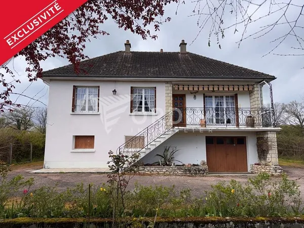 Pavillon 3 chambres sur 2238 m² de terrain.