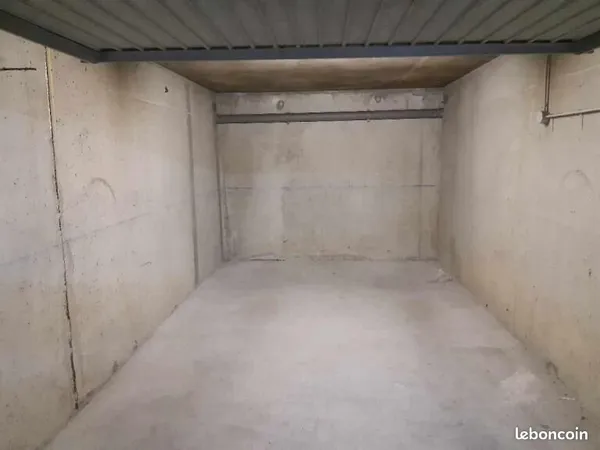 Box fermé de 14,85 m² situé dans une résidence sécurisée. Possibilité d'installer borne de chargemen