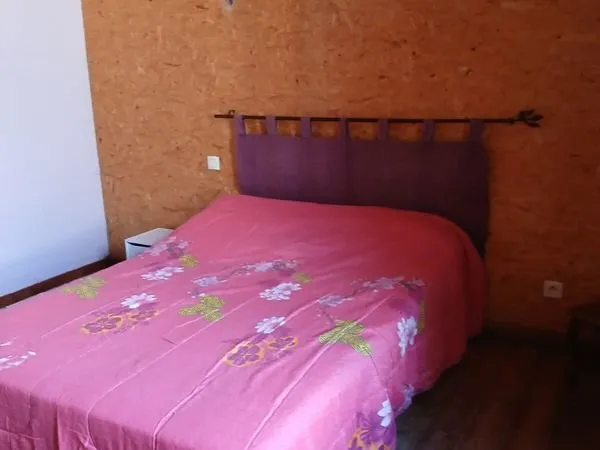 Petit appartement meublé dans propriété tranquille