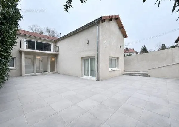 Breuillet - maison familiale rénovée de type f7 - 214 m2 habitables - haut standing - jardin 1 100 m
