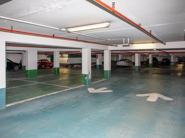 OPPORTUNITÉ RARE - LOT DE 42 PLACES DE PARKING À VENDRE - SURESNES CENTRE VILLE