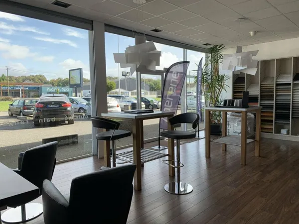 Local commercial 325 m²