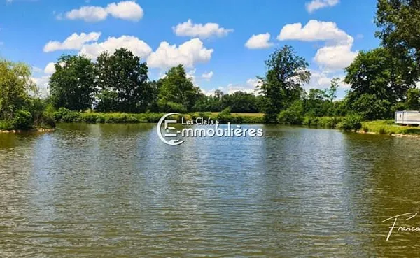 EN EXCLUSIVITE Etang de plus de 10000 m2