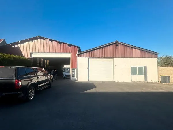 2 hangars communicants à louer - 560 m² - 290 m² et 270 m² - activité pro / stockage - Izel-lès-Hame