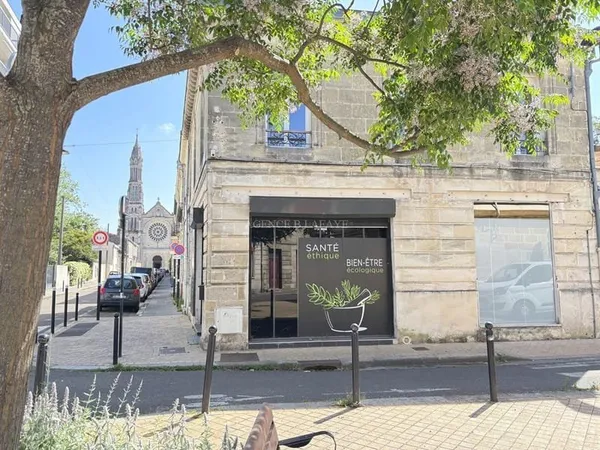 ANGLE DE RUE - BONNE VISIBILITÉ - CLIMATISATION