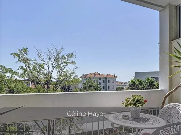 2 Pièces rénové avec balcon et vue dégagée