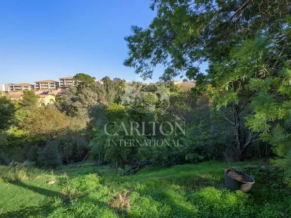 Cannes-Croix Des Gardes Exclusivité Rare - Terrain constructible avec permis, dans le prestigieux do