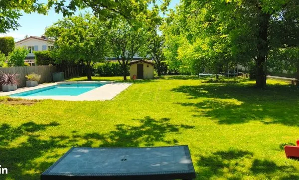 Maison de plain-pied avec piscine au calme