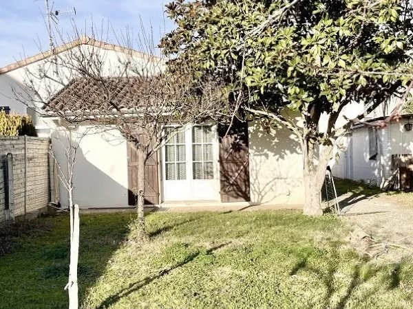 Maison individuelle avec garage et terrain piscinable proche