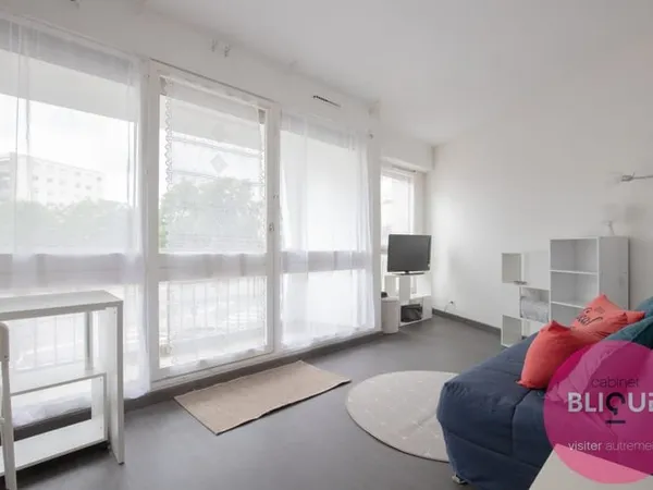 UN PETIT BALCON SUR LA VILLE