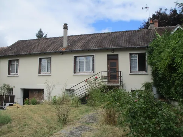 Maison sur sous-sol dans hameau, mitoyenne de chaque côté comprenant :