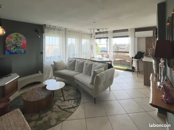 Grand T2 climatisé en dernier étage avec terrasse, garage et cave