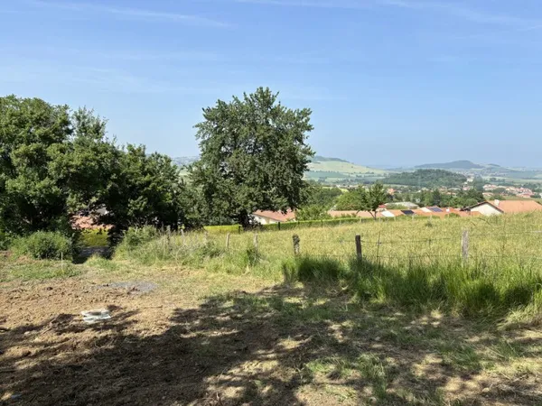 À VENDRE 4 TERRAINS CONSTRUCTIBLES À SAINT-GEORGES-SUR-ALLIER PETIT LOTISSEMENT PRIVILÉGIÉ