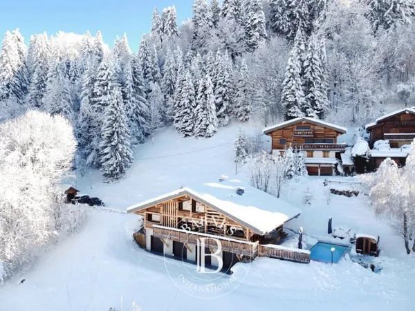 MEGEVE - PROCHE VILLAGE - CHALET AVEC PISCINE