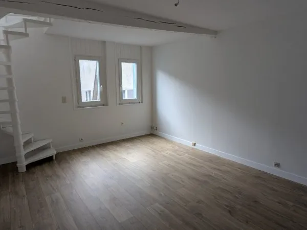 T3 en TRIPLEX A LOUER REFAIT A NEUF