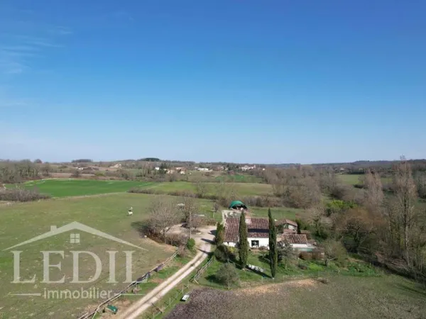 Maison de charme avec 4 chambres et dépendances sur 7 hectares sans voisin