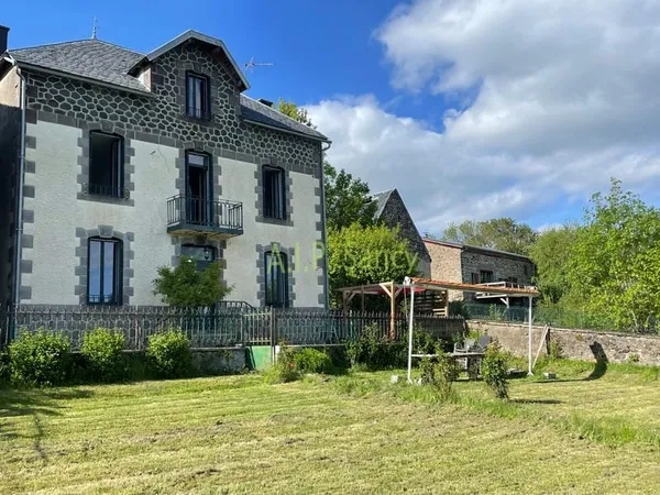 Maison de maitre avec gîte grange étable et dépendance