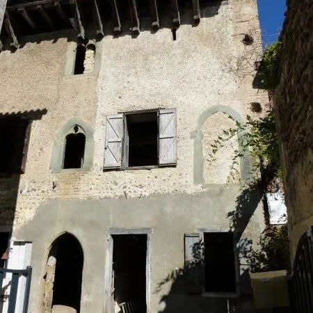 À vendre, prix en baisse! Trie sur Baise (Hautes Pyrénées) Maison de ville historique à rénover. A q