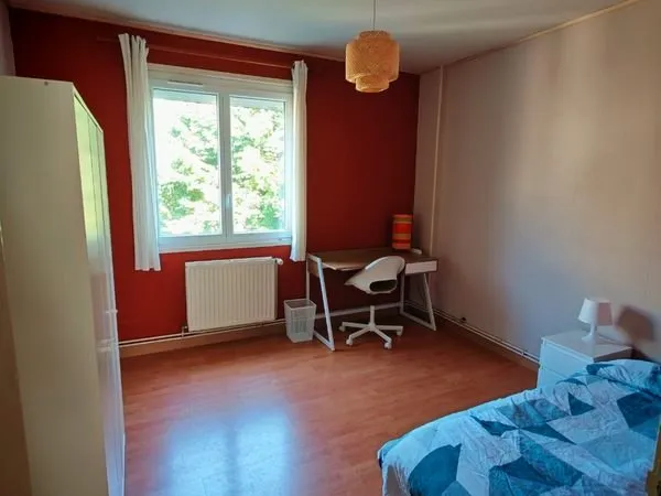 Chambre meublée 13m2 dans T3 traversant - Vue montagne - 450 CC