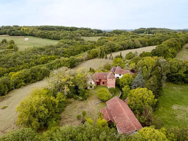 Ancien corps de ferme sur 67ha de pré et bois.