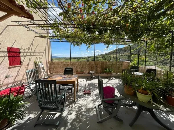 Maison À Vendre avec terrasse et petit terrain attenant