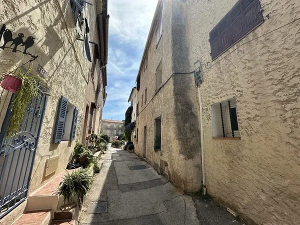 IMMEUBLE DE RAPPORT À LA GARDE (83130)