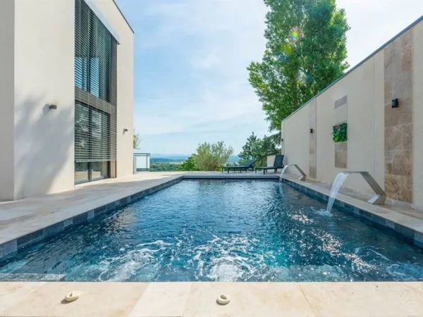 Maison contemporaine avec piscine
