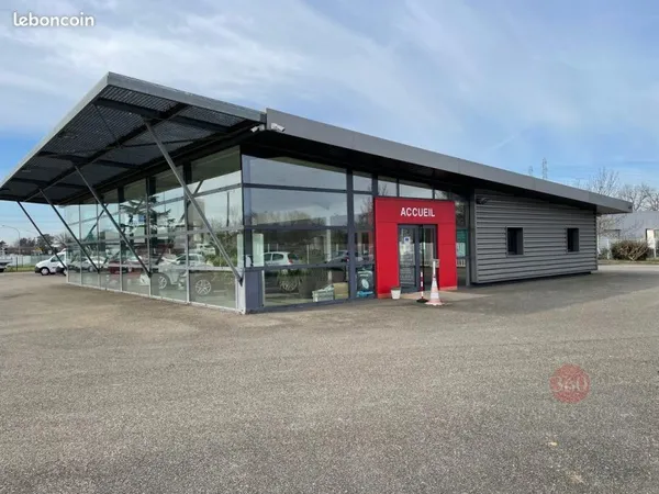 Local 895 m²