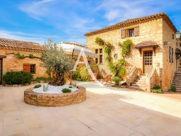 Maison 24 pièces 535 m²
