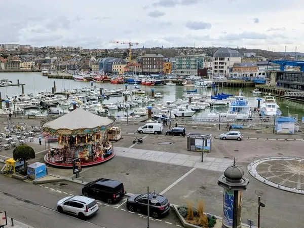 DIEPPE QUAI HENRI IV - APPARTEMENT F2 DE 31.5m2 CARREZ (53m2 au sol) - VUE SUR LE PORT DE PLAISANCE