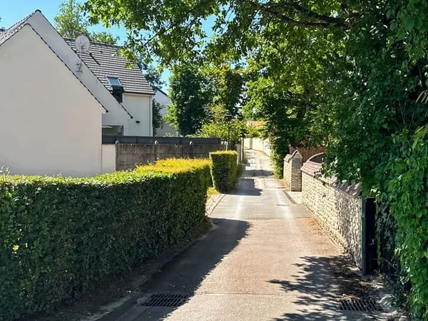 Terrain 594 m²