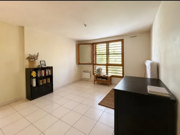 A VENDRE- Grand Studio avec locataire en place- Marseille Sa