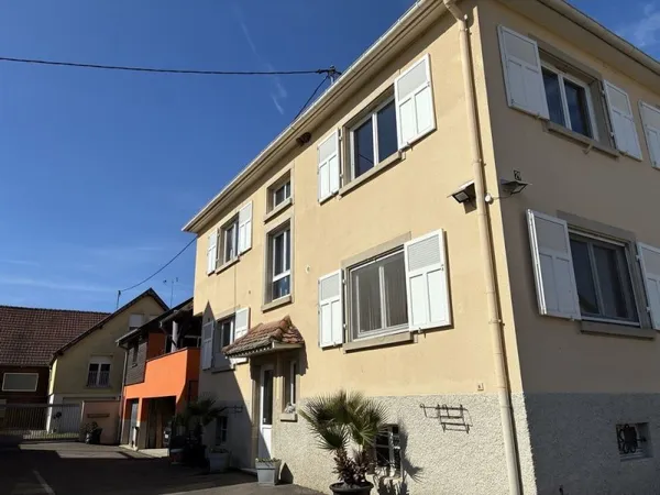 Appartement 3 pièces avec combles aménageables, garage et 2 parkings